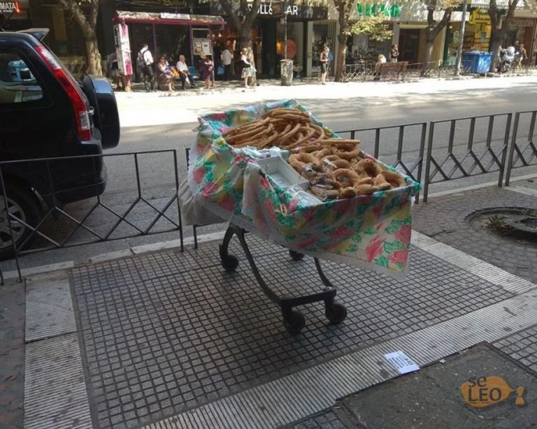 Θεσσαλονίκη: Αυτός είναι ο πρώτος self service πάγκος με κουλούρια – Έπαθαν πλάκα οι περαστικοί